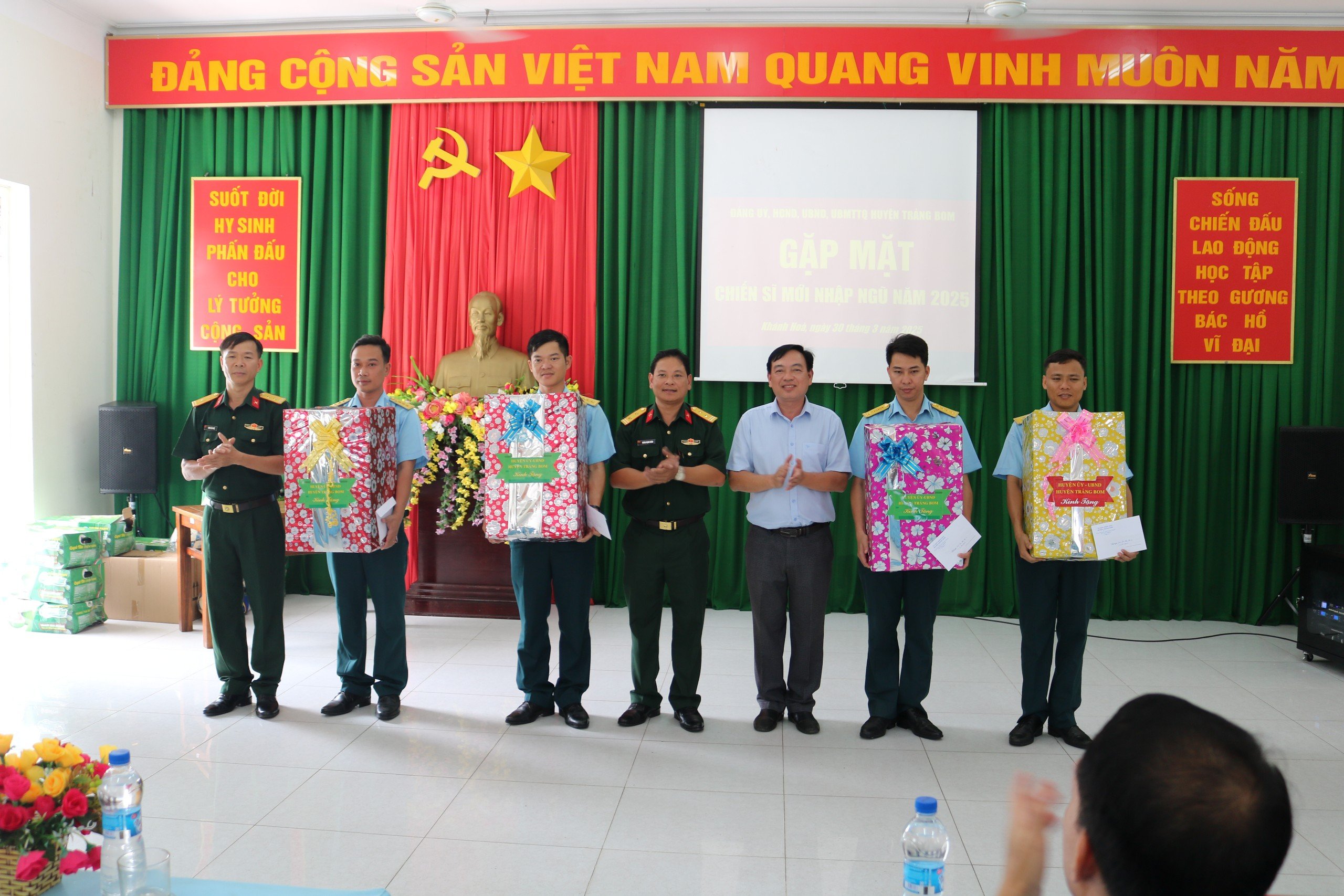 Đoàn cán bộ huyện Trảng Bom đến thăm, tặng quà chiến sĩ mới